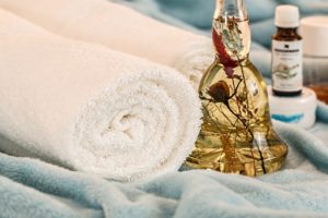flacon d'huile et serviette